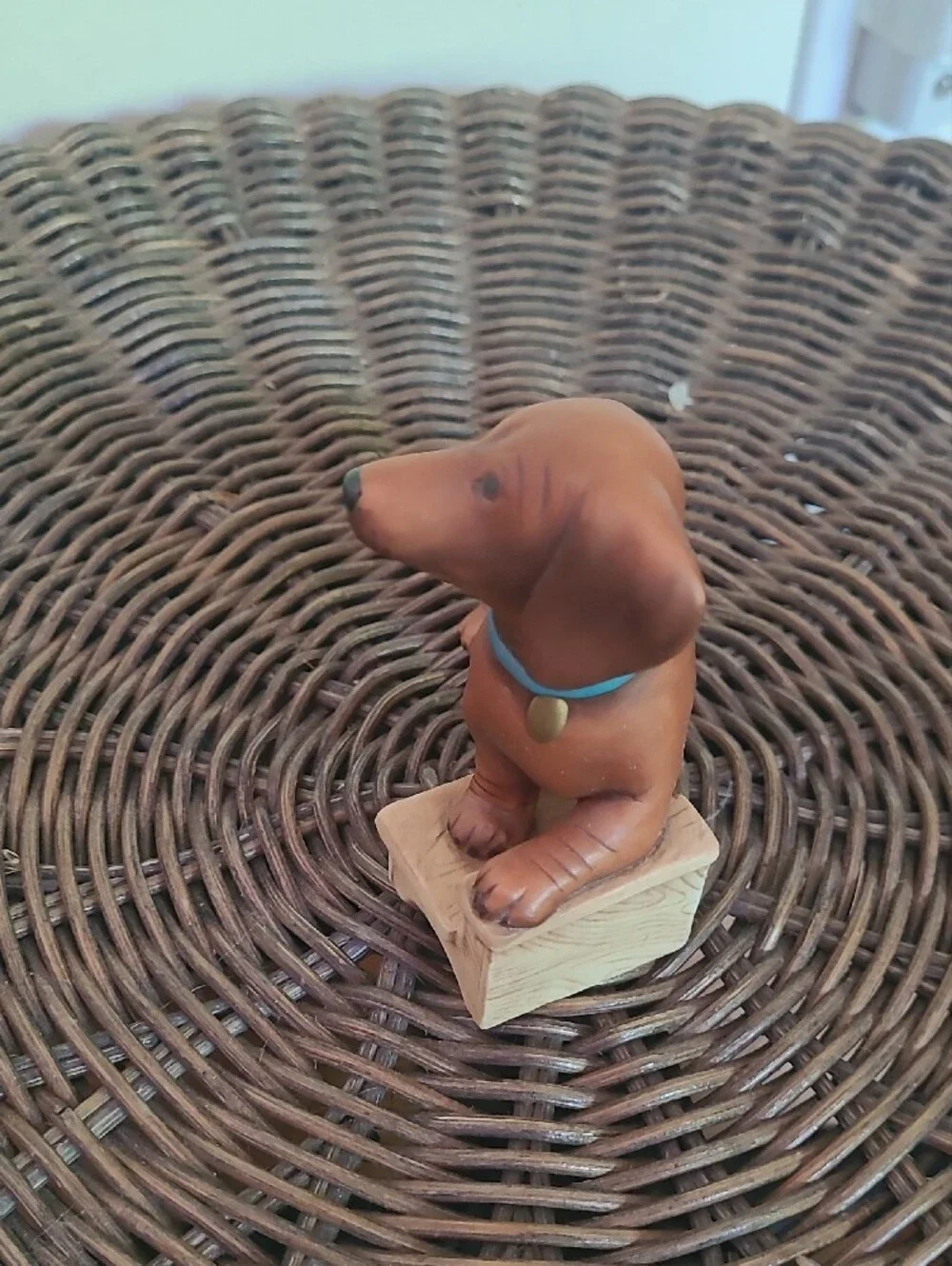 This is a vintage 1987 Franklin Mint Dachshund figurine.